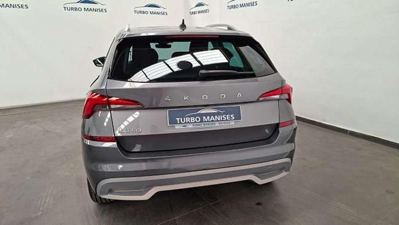 Usado Skoda Kamiq Ambition 110 CV (80 kW) 2023 Gris / plata SUV