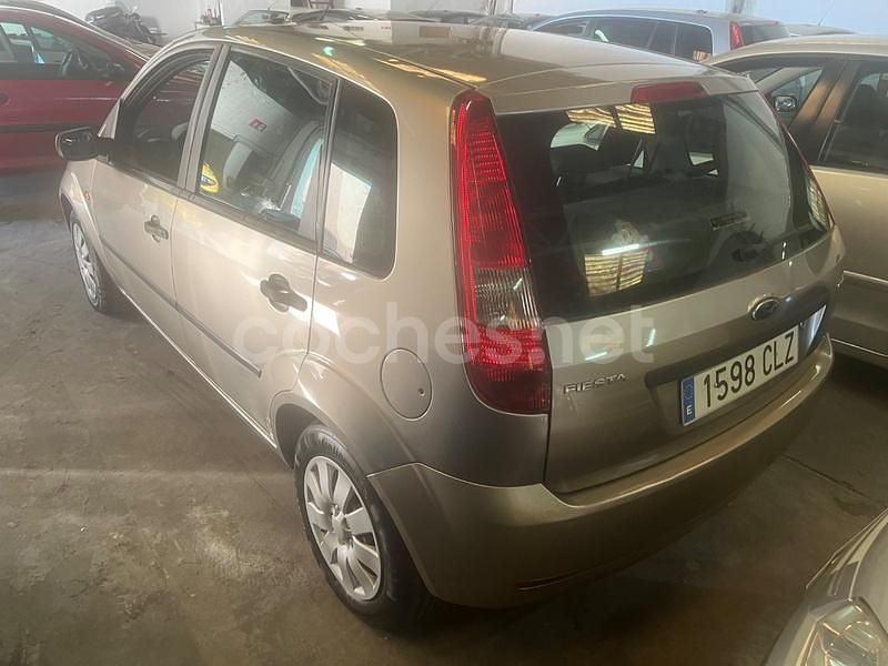 Usado Ford Fiesta Trend 68 CV (50 kW) 2004 Beige Utilitario