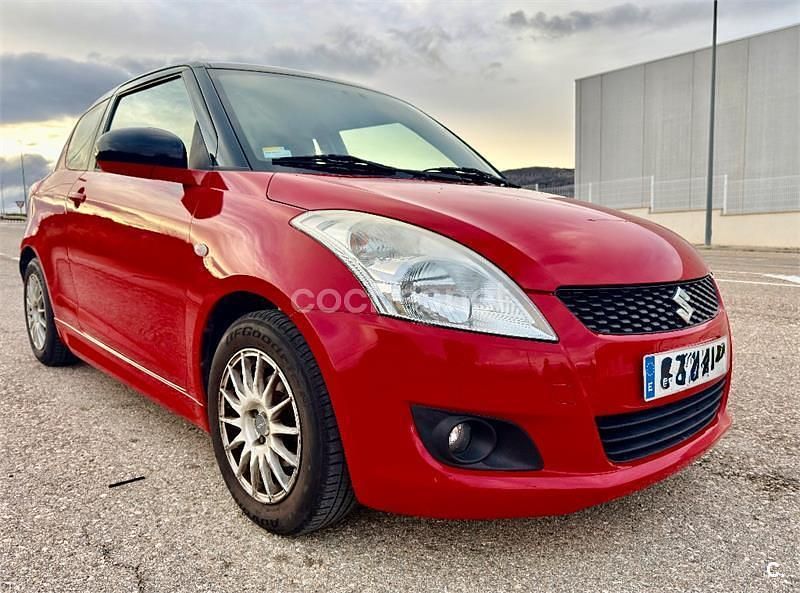 Usado Suzuki Swift GLX 95 CV (69 kW) 2013 Rojo Berlina