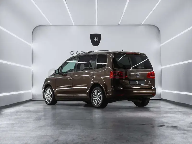Usado VW Touran Advance 140 CV (102 kW) 2012 Beige Monovolumen