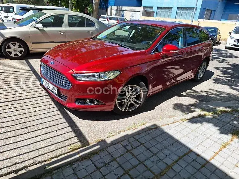 Usado Ford Mondeo Titanium 150 CV (110 kW) 2015 Rojo Familiar