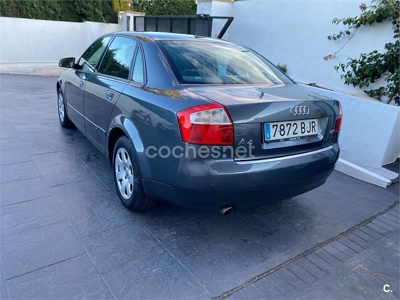Usado Audi A4 130 CV (95 kW) 2001 Gris / plata Berlina