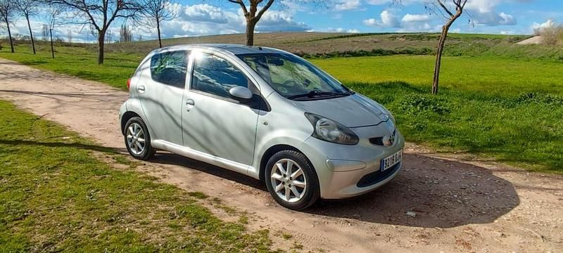 Usado Toyota Aygo 54 CV (39 kW) 2008 Gris / plata Utilitario