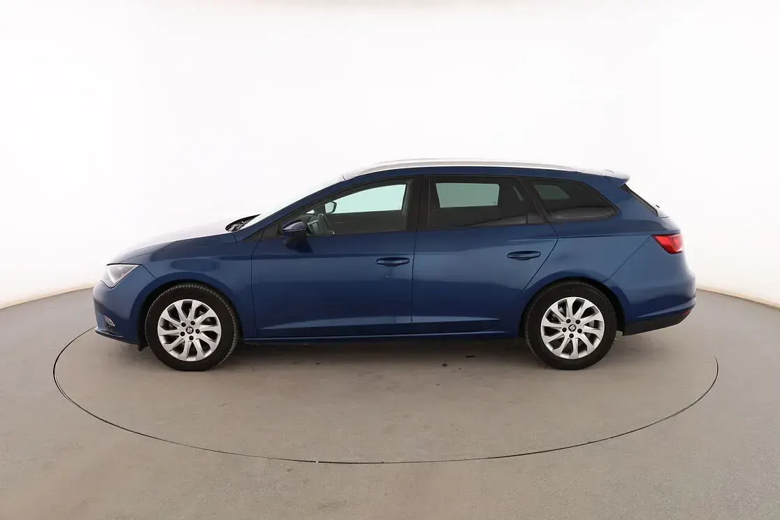 Usado Seat Leon Ecomotive 110 CV (80 kW) 2015 Azul Familiar