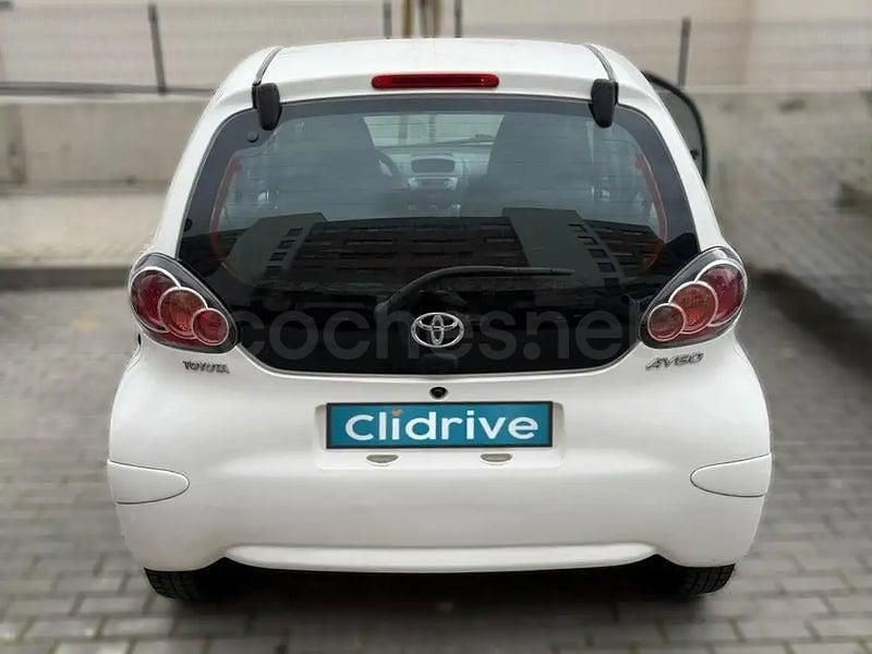 Usado Toyota Aygo Live 68 CV (50 kW) 2010 Blanco Utilitario