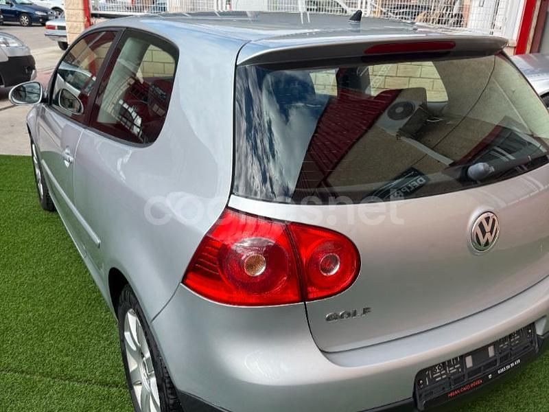 Usado VW Golf IV Highline 140 CV (102 kW) 2005 Gris / plata Berlina