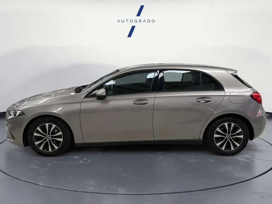 Usado Mercedes A180 109 CV (80 kW) 2021 Gris Utilitario