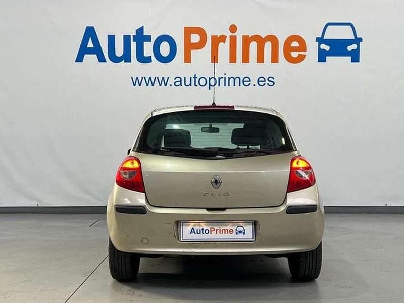 Usado Renault Clio II 75 CV (55 kW) 2007 Beige Berlina