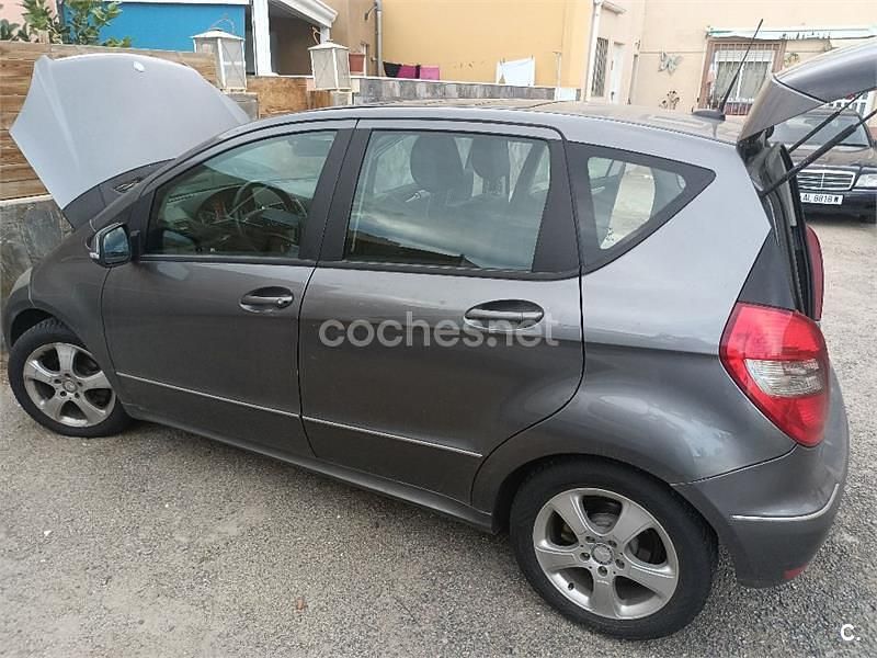 Usado Mercedes A180 Avantgarde 109 CV (80 kW) 2011 Gris / plata Monovolumen