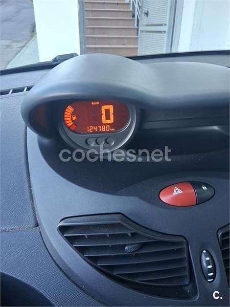 Usado Renault Twingo Authentique 75 CV (55 kW) 2010 Rojo Utilitario