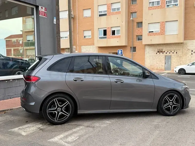 Usado Mercedes B180 116 CV (85 kW) 2019 Gris / plata Utilitario