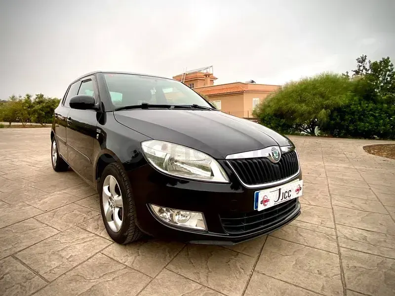 Usado Skoda Fabia Family 85 CV (62 kW) 2011 Negro Berlina