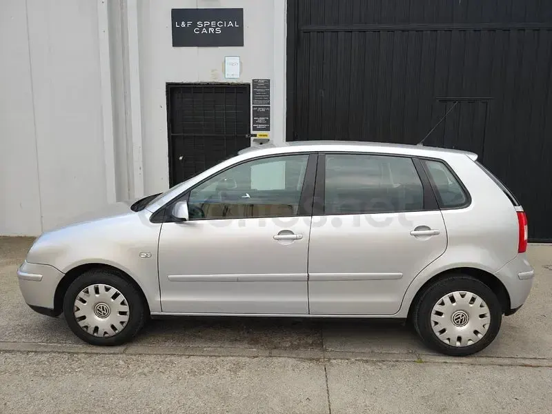 Usado VW Polo Trendline 75 CV (55 kW) 2003 Gris / plata Berlina