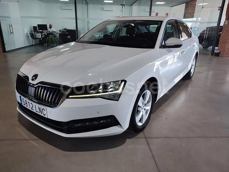 Blanco Usado 2021 Skoda Superb Active Berlina | 19.900 € (Precio justo) - Imagen 1/4