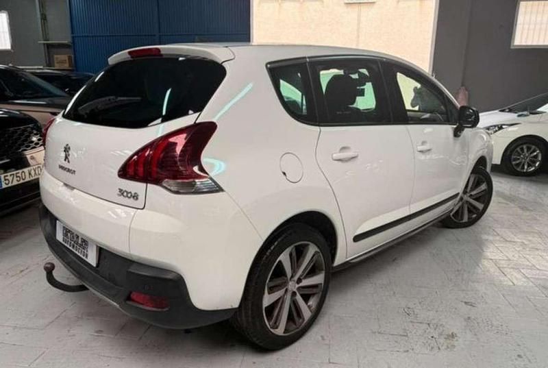 Usado Peugeot 3008 Allure 120 CV (88 kW) 2016 Blanco Monovolumen