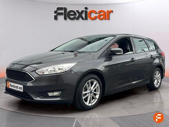 Usado Ford Focus Trend 100 CV (73 kW) 2018 Gris / plata Berlina