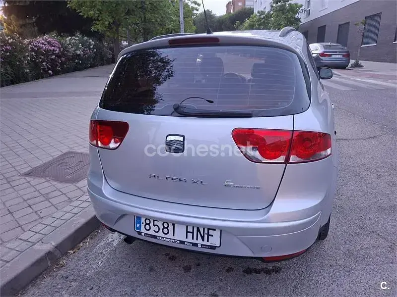 Usado Seat Altea XL Reference 105 CV (77 kW) 2012 Gris / plata Monovolumen
