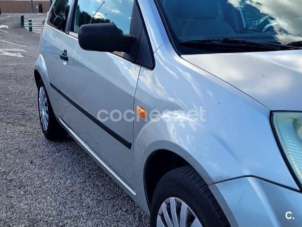 Usado Ford Fiesta Trend 68 CV (50 kW) 2004 Blanco Utilitario