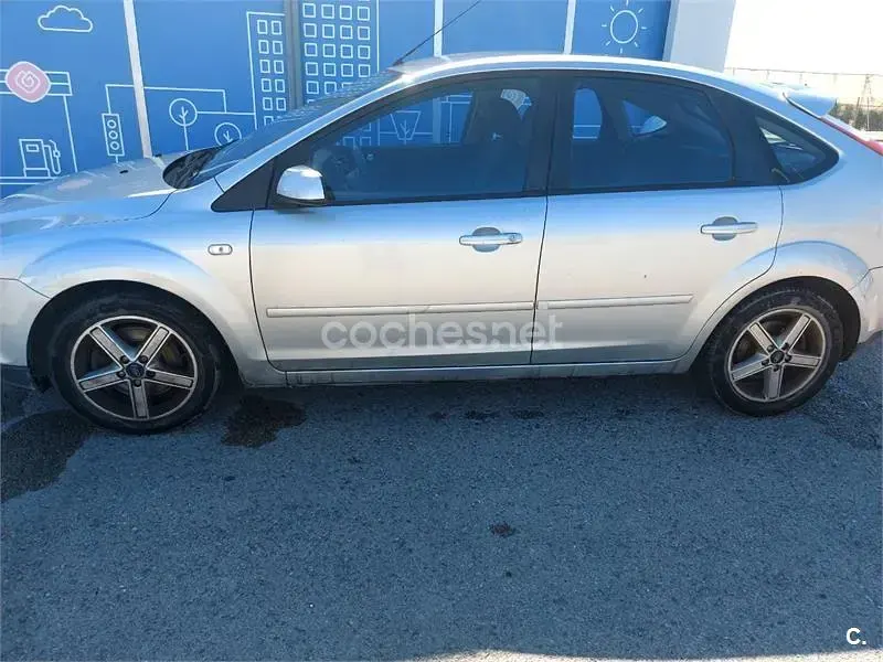 Usado Ford Focus Trend 115 CV (84 kW) 2006 Gris / plata Berlina