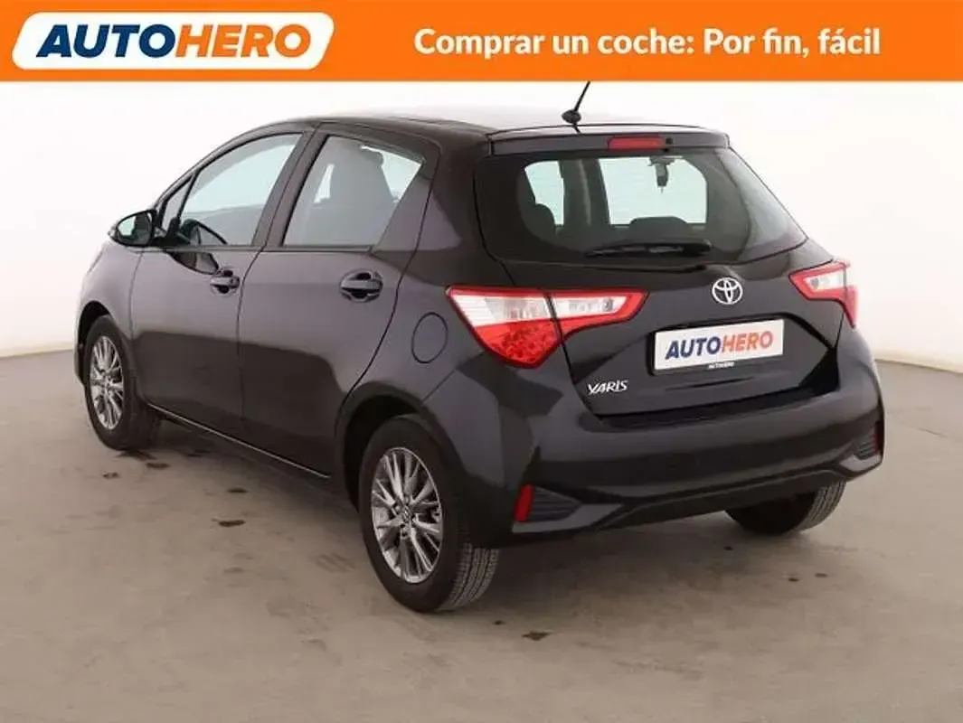 Usado Toyota Yaris Active 111 CV (81 kW) 2020 Negro Utilitario