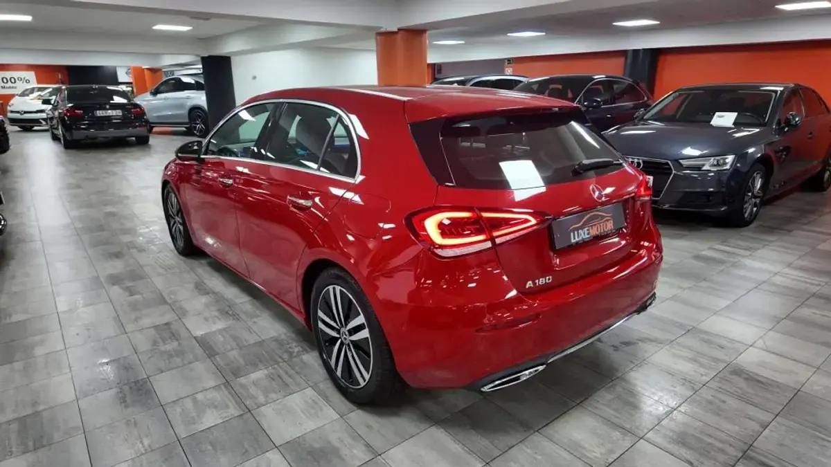 Usado Mercedes A180 136 CV (100 kW) 2020 Rojo Utilitario