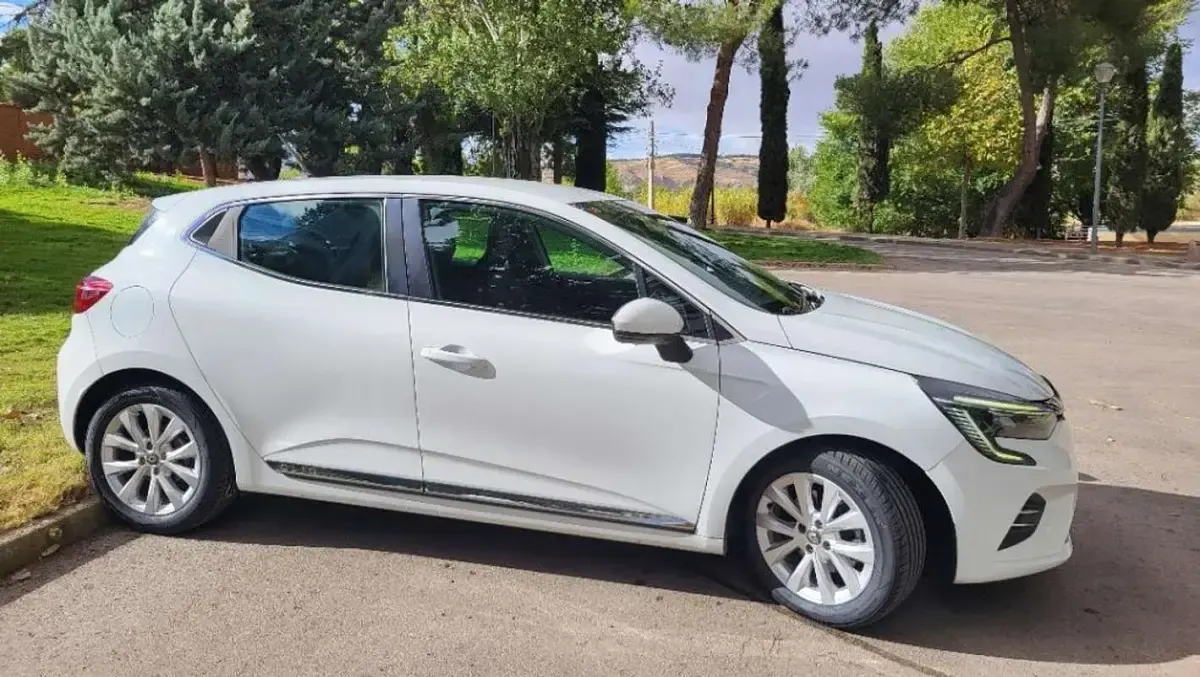 Usado Renault Clio Zen 116 CV (85 kW) 2021 Blanco Utilitario