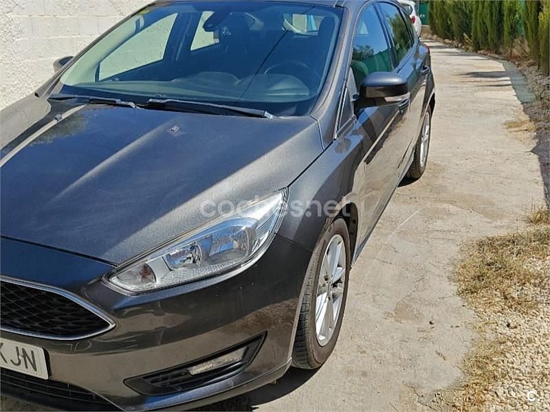 Usado Ford Focus Trend 125 CV (91 kW) 2018 Gris / plata Berlina