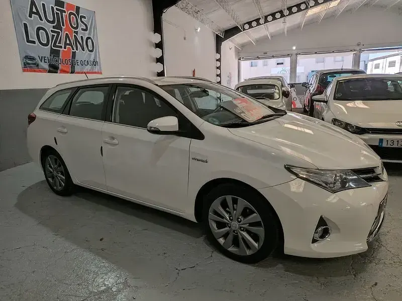 Usado Toyota Auris Hybrid Active 136 CV (100 kW) 2014 Blanco Familiar