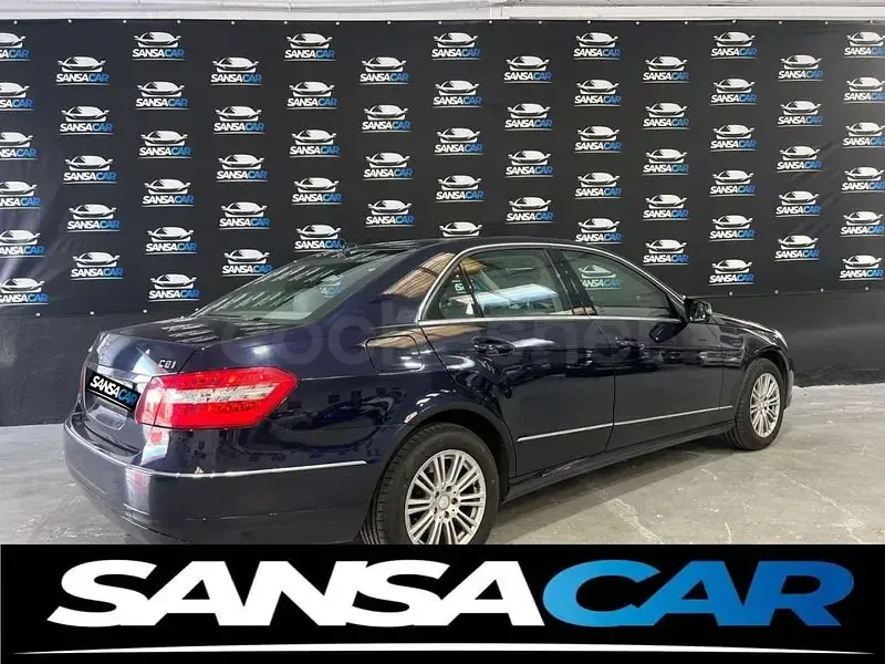 Usado Mercedes E200 Elegance 184 CV (135 kW) 2010 Azul Berlina