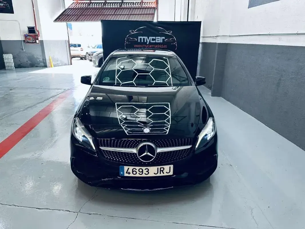 Käytetty Mercedes A180 109 HP (80 kW) 2017 Musta Viistoperä