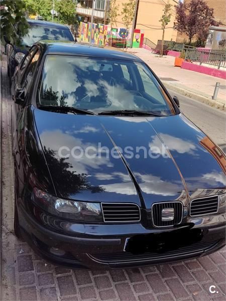 Usado Seat Leon Sport 110 CV (80 kW) 2002 Negro Berlina