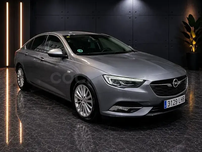 Usado Opel Insignia Innovation 136 CV (100 kW) 2020 Gris / plata Berlina