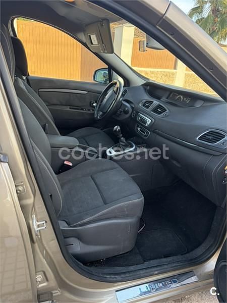 Usado Renault Grand Scénic III Dynamique 130 CV (95 kW) 2015 Gris / plata Monovolumen