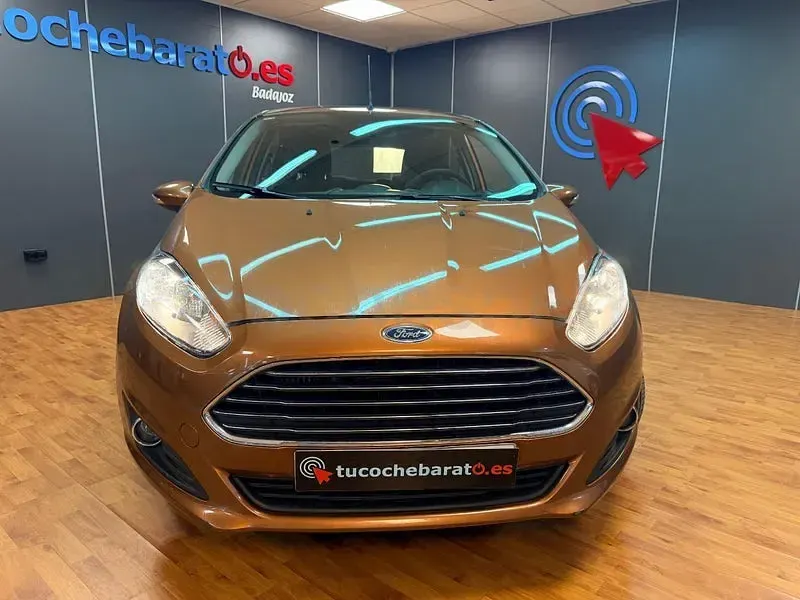 Usado Ford Fiesta 95 CV (69 kW) 2013 Naranja Berlina