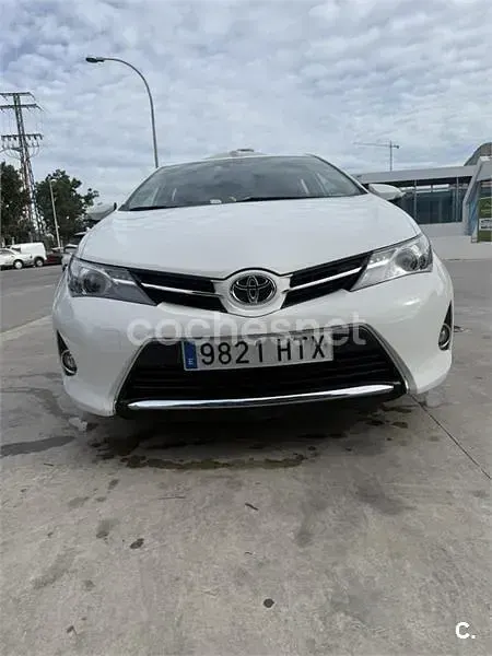 Usado Toyota Auris 132 CV (97 kW) 2013 Blanco Berlina