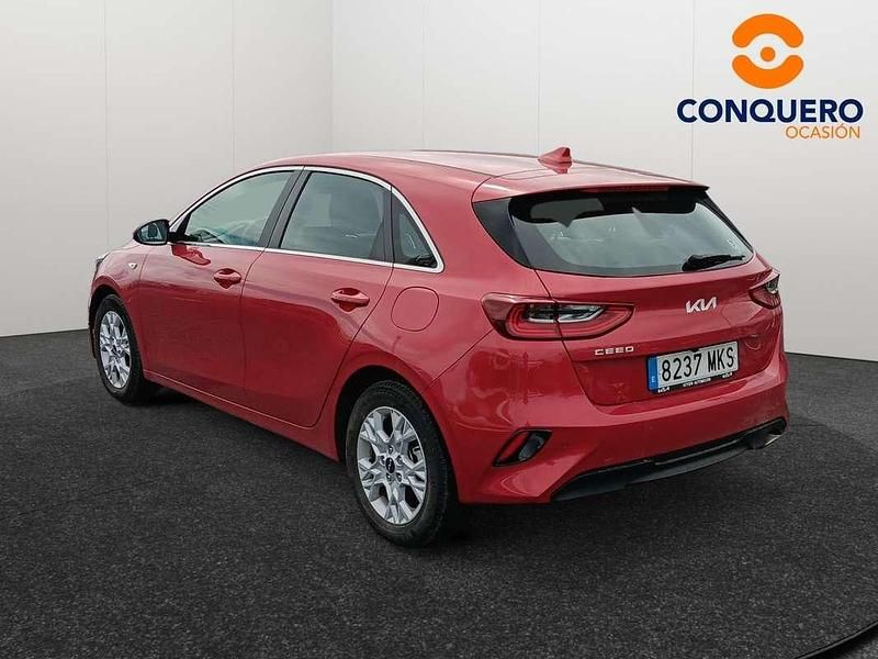 Usado Kia Ceed 101 CV (74 kW) 2023 Rojo Utilitario