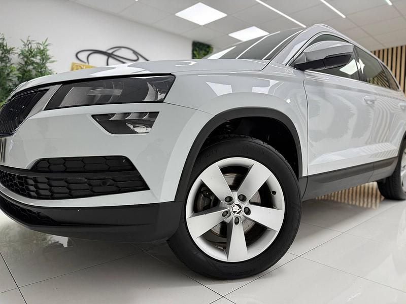 Usado Skoda Karoq Ambition 150 CV (110 kW) 2022 Blanco SUV