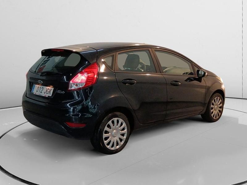 Usado Ford Fiesta Trend 82 CV (60 kW) 2012 Gris Utilitario