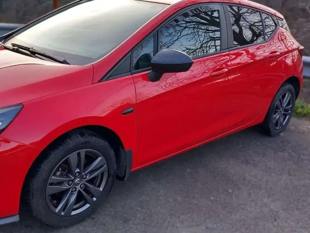 Usado Opel Astra Selective 125 CV (91 kW) 2017 Rojo Utilitario