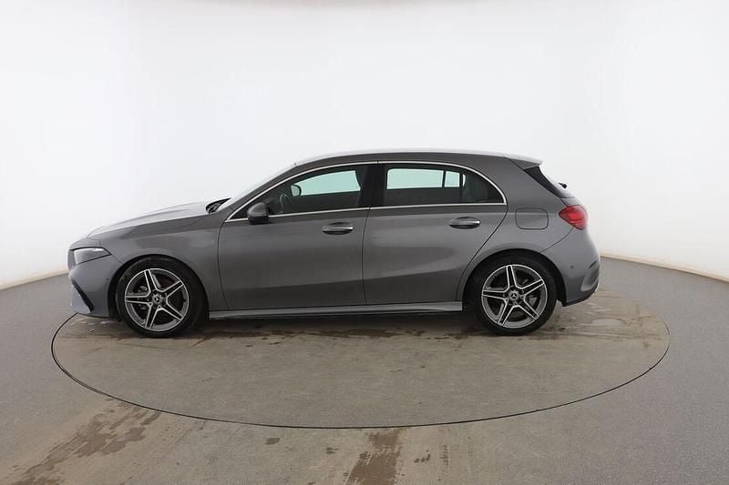 Usado Mercedes A180 AMG line 116 CV (85 kW) 2023 Gris Utilitario