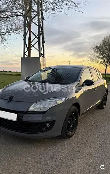 Usado Renault Mégane Dynamique 115 CV (84 kW) 2013 Gris / plata Berlina