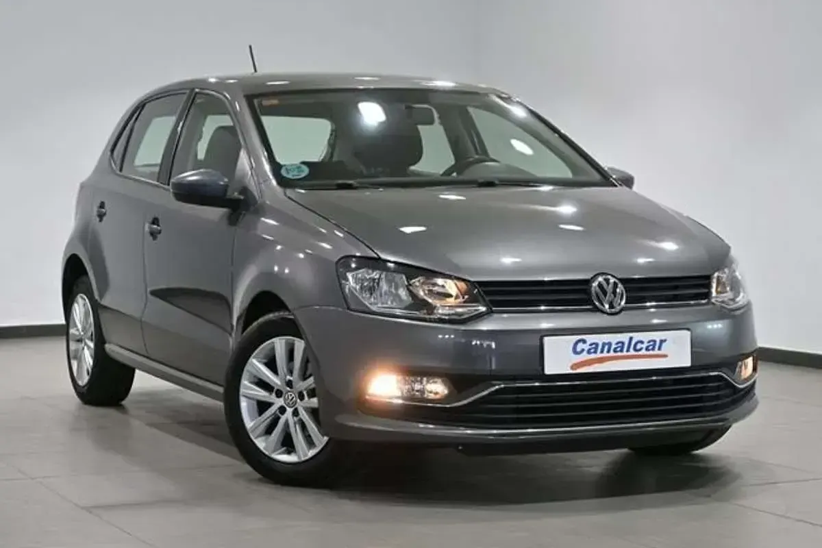 Usado VW Polo Advance 90 CV (66 kW) 2017 Gris Utilitario