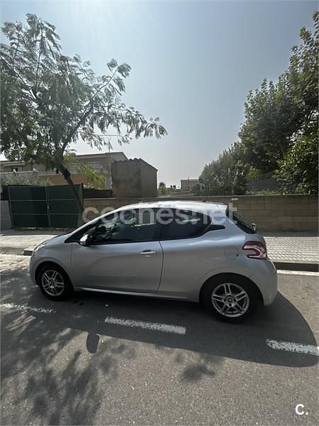 Usado Peugeot 208 Active 82 CV (60 kW) 2014 Gris / plata Utilitario