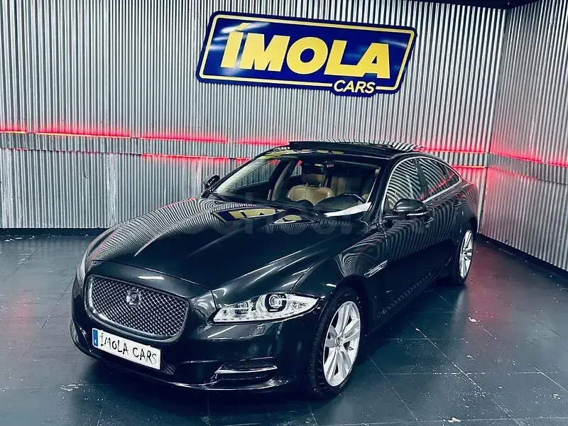 Usado Jaguar XJ Premium Luxury 275 CV (202 kW) 2013 Negro Berlina