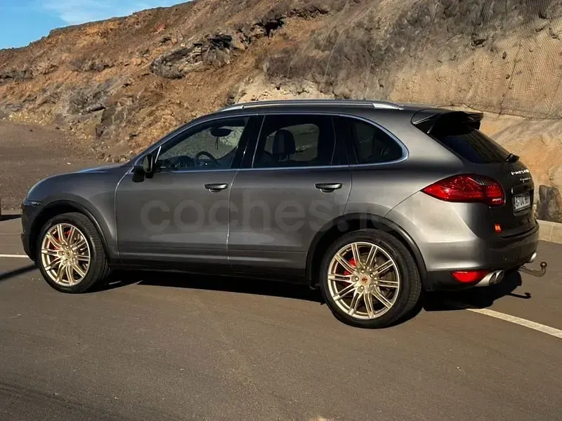 Usado Porsche Cayenne Turbo 500 CV (367 kW) 2011 Gris / plata SUV