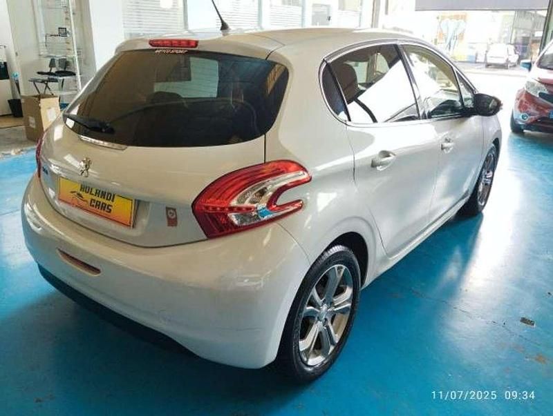 Usado Peugeot 208 Roland Garros 82 CV (60 kW) 2014 Blanco Utilitario