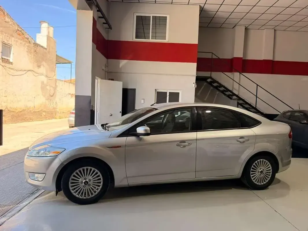 Usado Ford Mondeo Trend 125 CV (91 kW) 2010 Plateado Berlina
