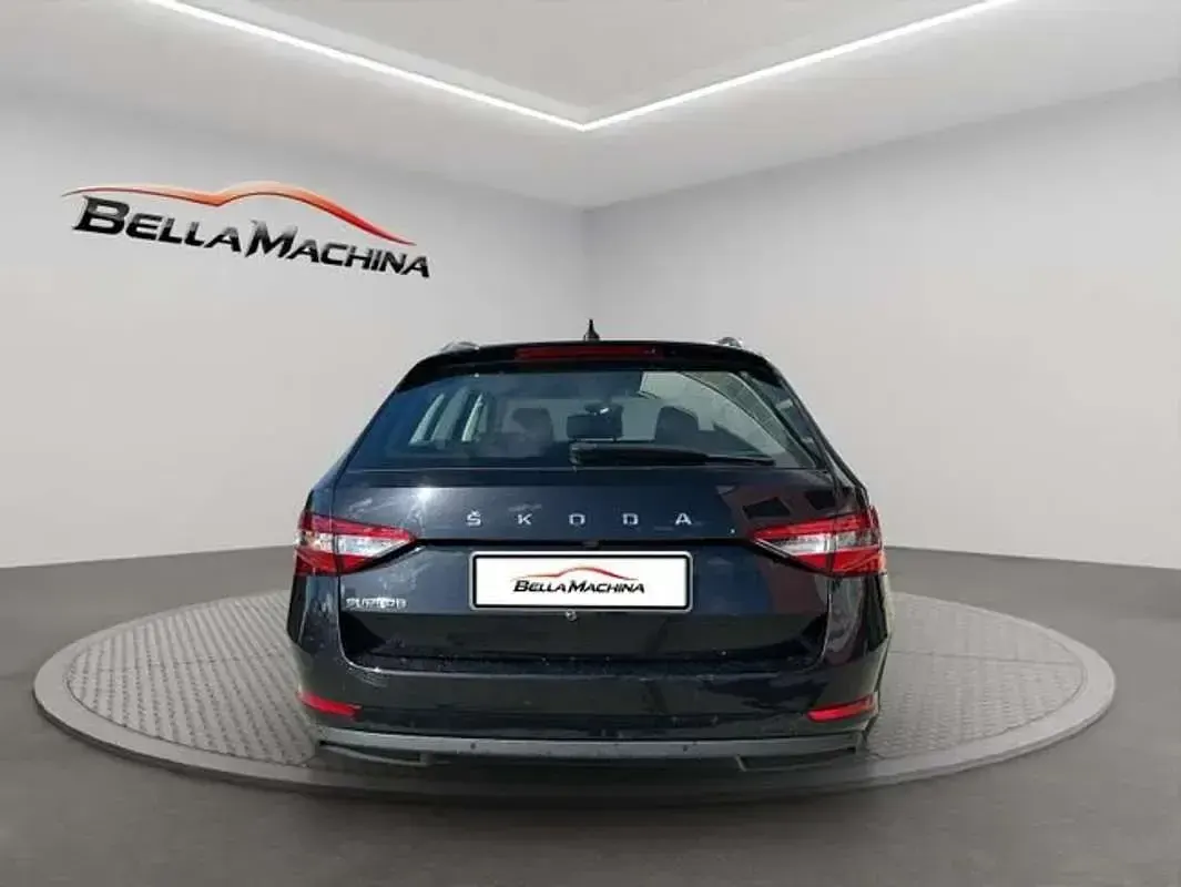 Usado Skoda Superb Ambition 122 CV (89 kW) 2021 Negro Familiar