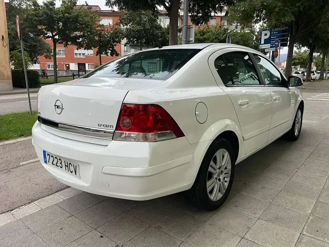 Usado Opel Astra Edition 110 CV (80 kW) 2011 Blanco Berlina