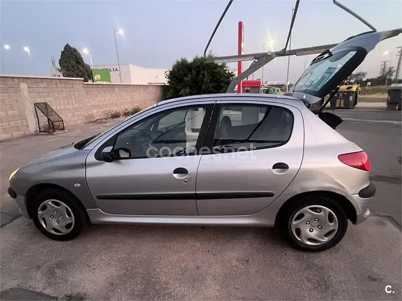 Usado Peugeot 206 90 CV (66 kW) 1999 Gris / plata Utilitario
